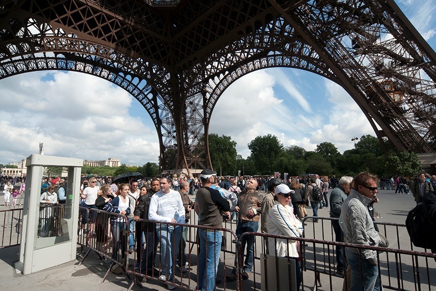 Eiffel tower queue