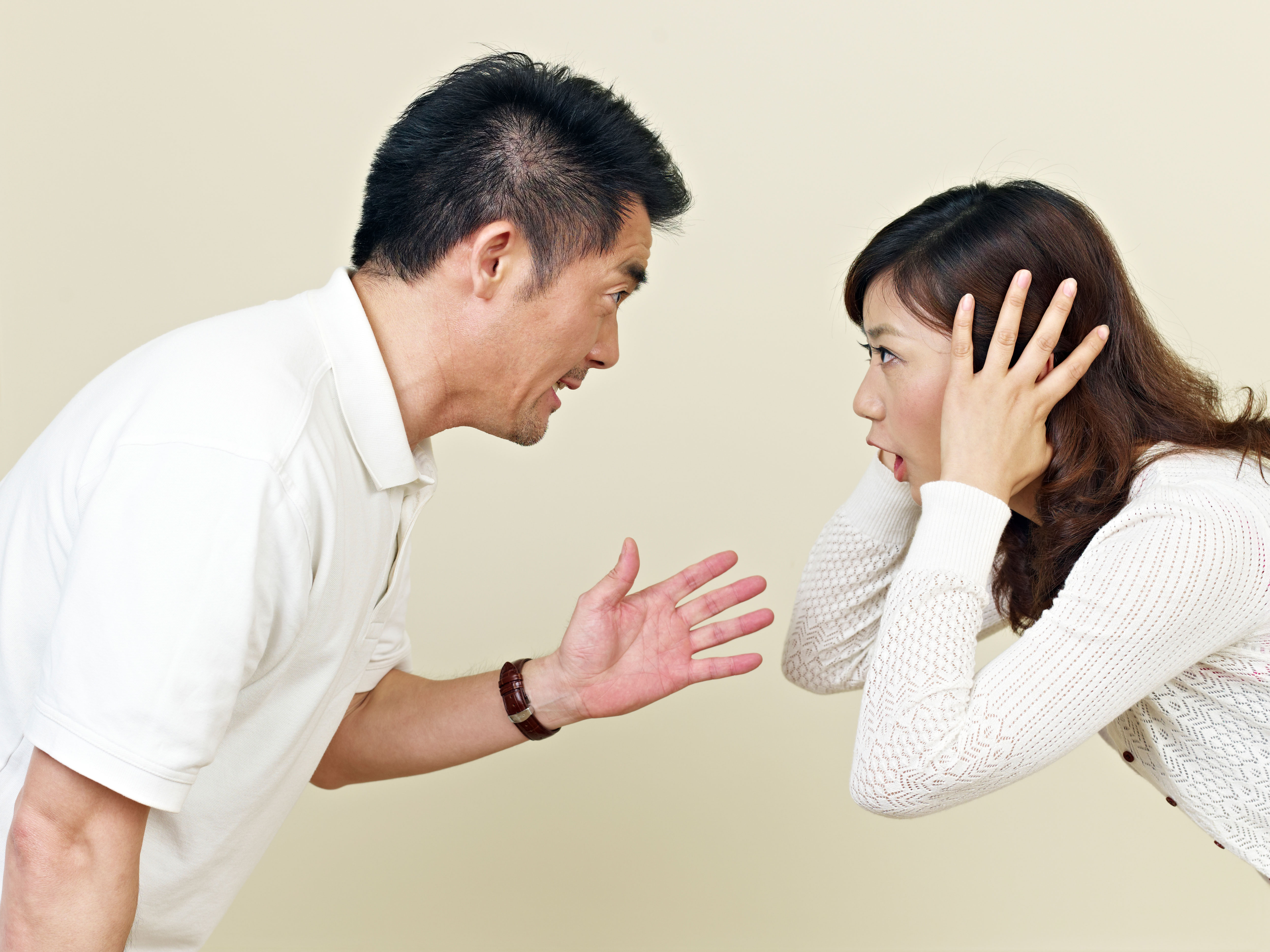 Жена с азиатами. Ссора. Семейная ссора. Мужчина и женщина спорят. Плохие отношения.