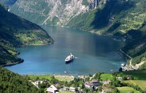 Geirangerfjord_with_ship